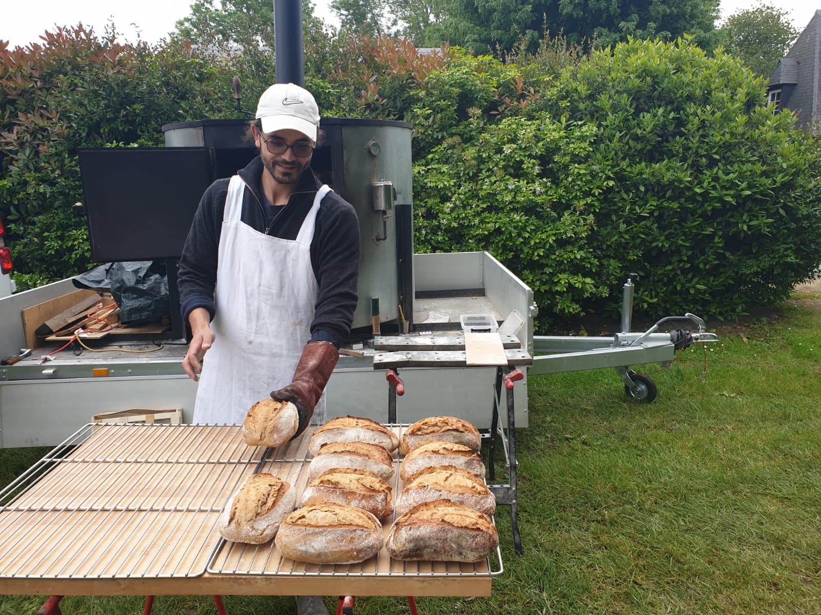 Le boulanger devant son fournil mobile — placeholder Unsplash